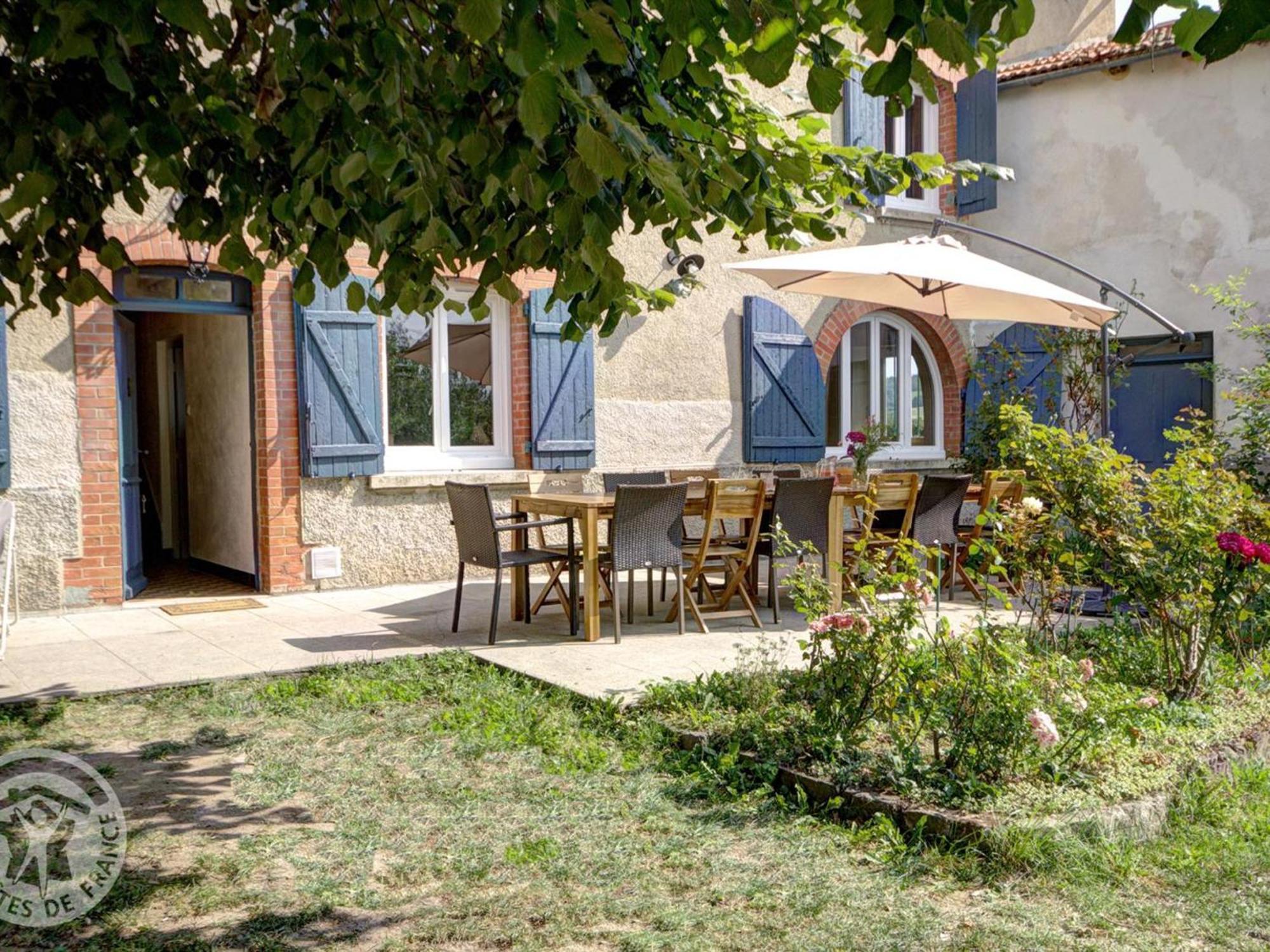 Gite Spacieux Avec Jardin Arbore Et Jeux Enfants, A Proximite De St-Etienne Et Lyon - Fr-1-496-147 Montchal Exterior photo